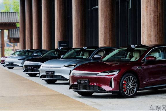 新闻通稿《进化不止 风云A9L光辉(四驱)全球上市,超级置换抢购价17.19万元