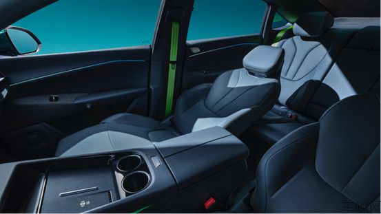 【预售新闻稿】年轻人的第一台轿跑可以更新了，极狐全新阿尔法S5预售补贴价11.2