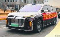 哏儿都岚朋友太会整活！车队巡游硬核应援岚图港股上市